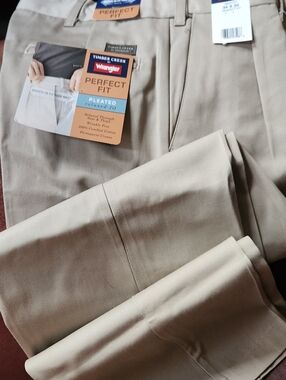 Wrangler's Mens Pleated Relaxed Fit Dress Pants - Khaki 34x30